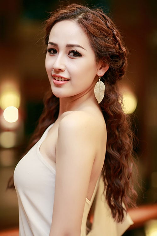 Mai Phương Thúy gợi cảm cuốn hút với thời trang trên thảm đỏ