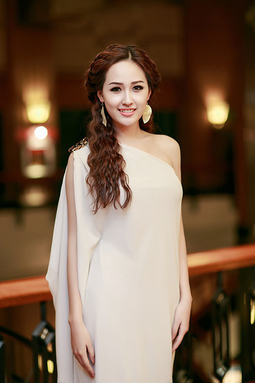 Mai Phương Thúy gợi cảm cuốn hút với thời trang trên thảm đỏ
