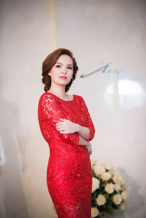 Học lỏm bí quyết mặc váy ren đỏ đẹp như sao Việt
