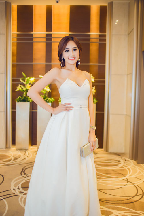 Mai Phương Thúy gợi cảm cuốn hút với thời trang trên thảm đỏ