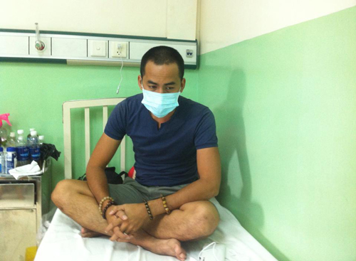 nu cuoi va giot nuoc mat tren giuong benh cua duy nhan 3