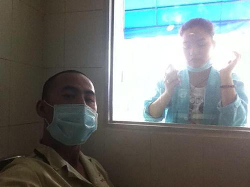 nu cuoi va giot nuoc mat tren giuong benh cua duy nhan 5