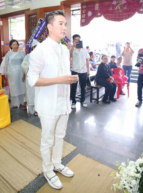 nguoi dan chen lan xin chup hinh nghe si trong dam tang duy nhan