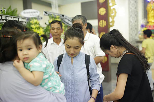 nguoi dan chen lan xin chup hinh nghe si trong dam tang duy nhan 14