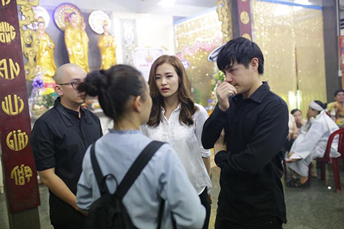 nguoi dan chen lan xin chup hinh nghe si trong dam tang duy nhan 3