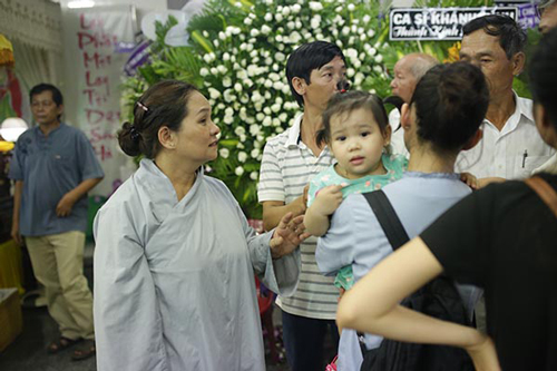 nguoi dan chen lan xin chup hinh nghe si trong dam tang duy nhan 12