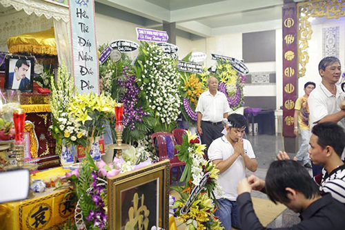 nguoi dan chen lan xin chup hinh nghe si trong dam tang duy nhan 10
