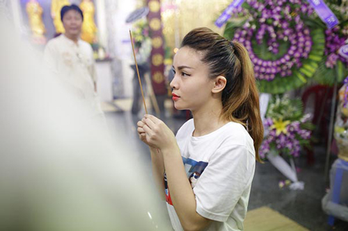 nguoi dan chen lan xin chup hinh nghe si trong dam tang duy nhan 9