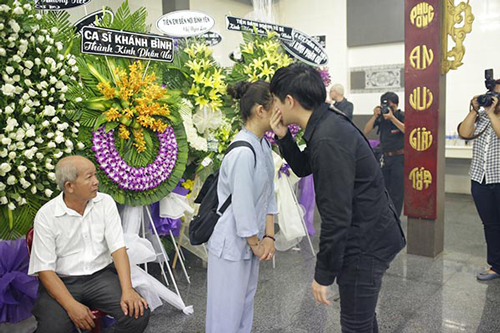 nguoi dan chen lan xin chup hinh nghe si trong dam tang duy nhan 7