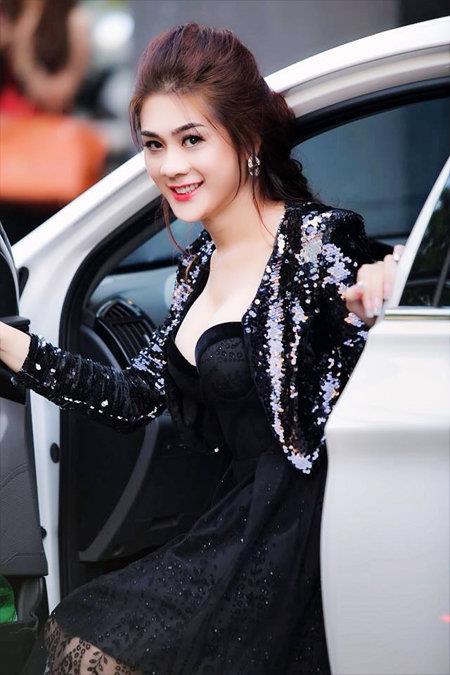 Hành trình thay đổi nhan sắc của ca sĩ chuyển giới Lâm Chi Khanh