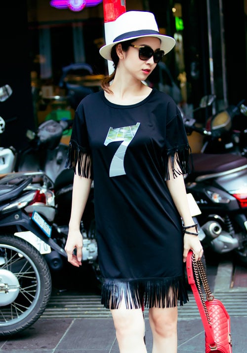 Jennifer Phạm với mốt quên quần dạo phố Sài thành