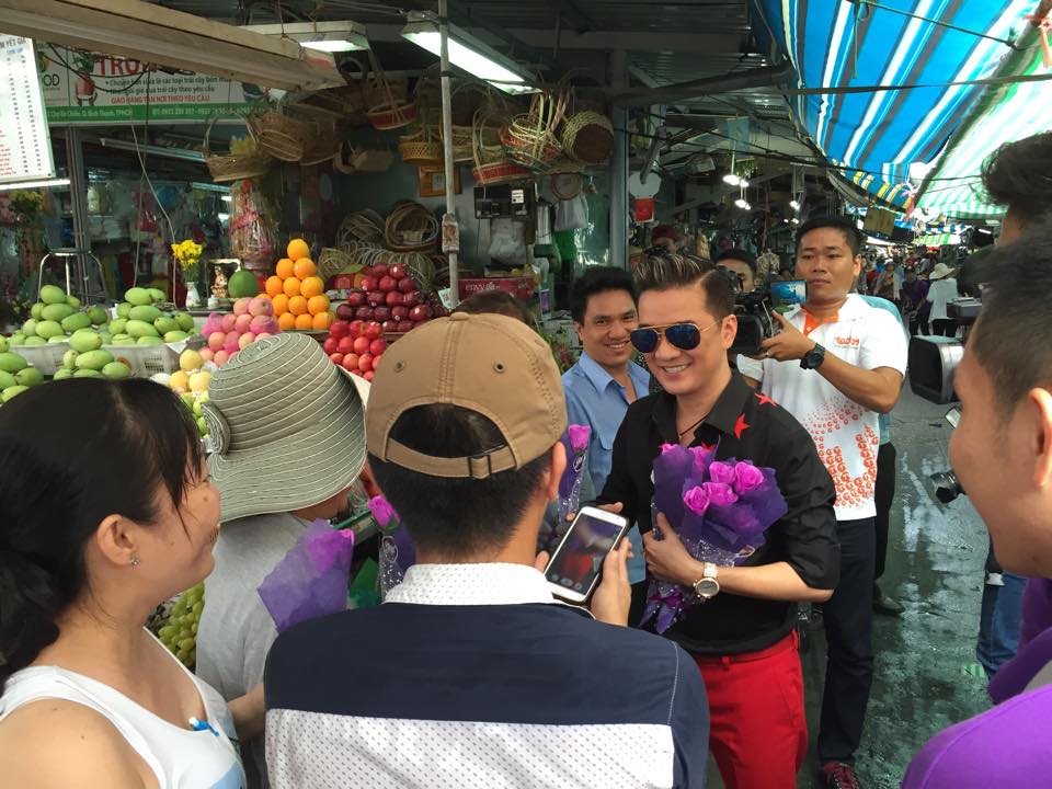 Mr Đàm gây hiếu kỳ khi trực tiếp xuống phố tặng hoa cho phụ nữ