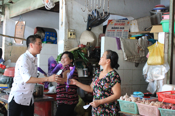 Mr Đàm gây hiếu kỳ khi trực tiếp xuống phố tặng hoa cho phụ nữ