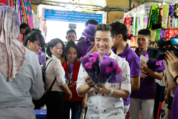 Mr Đàm gây hiếu kỳ khi trực tiếp xuống phố tặng hoa cho phụ nữ