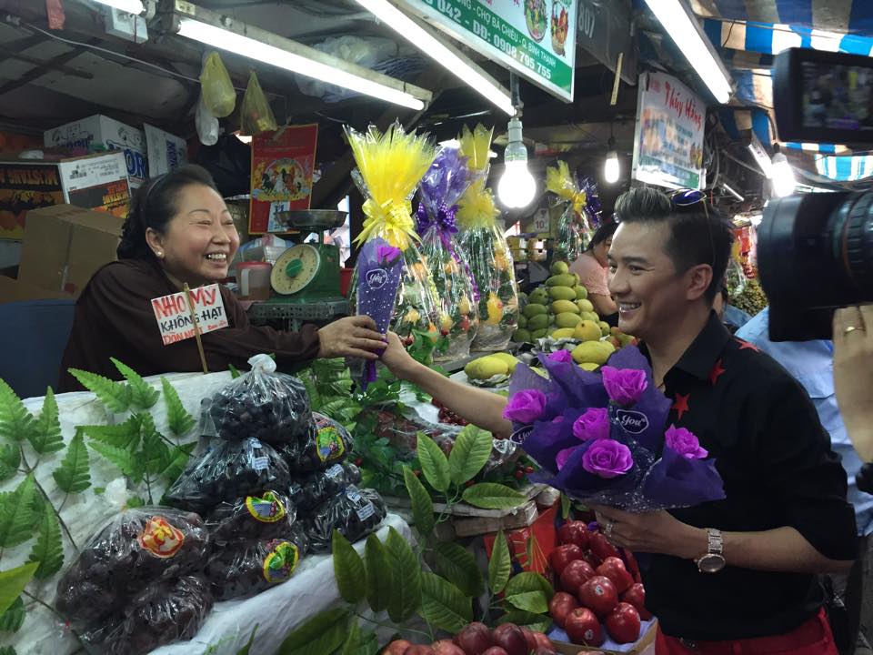 Mr Đàm gây hiếu kỳ khi trực tiếp xuống phố tặng hoa cho phụ nữ