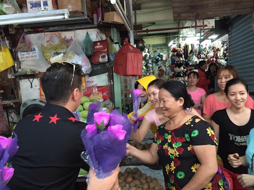 Mr Đàm gây hiếu kỳ khi trực tiếp xuống phố tặng hoa cho phụ nữ