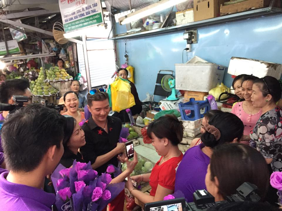Mr Đàm gây hiếu kỳ khi trực tiếp xuống phố tặng hoa cho phụ nữ