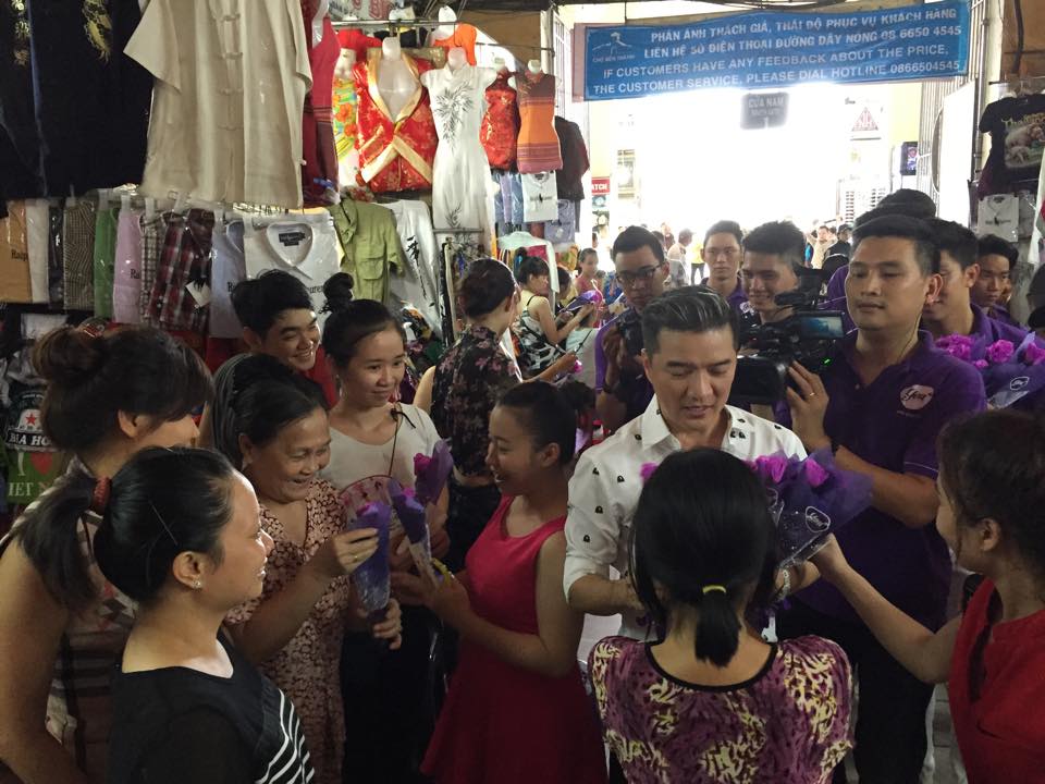 Mr Đàm gây hiếu kỳ khi trực tiếp xuống phố tặng hoa cho phụ nữ