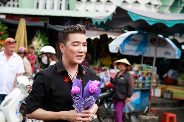 Mr Đàm gây hiếu kỳ khi trực tiếp xuống phố tặng hoa cho phụ nữ