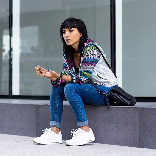Bí quyết diện giày sneakers trắng hợp thời trang