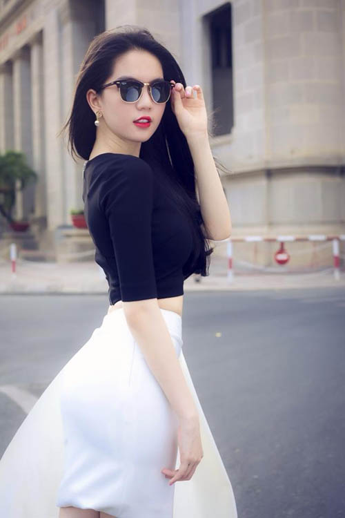 Mặc Shbet999 com đăng nhập đen trắng quyến rũ như Ngọc Trinh