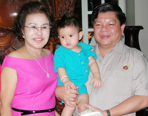 me chong MC Quynh Chi dua chau sang My 3