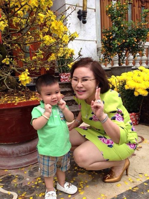 me chong MC Quynh Chi dua chau sang My 4