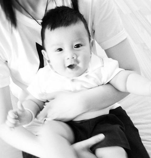 me chong MC Quynh Chi dua chau sang My 2