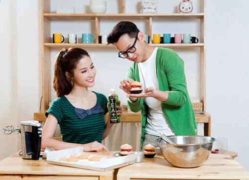 Ngam hinh anh sieu dang yeu cua sao Viet khi vao bep lam banh