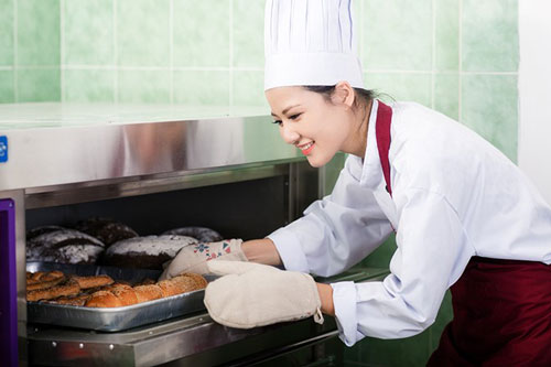 Ngam hinh anh sieu dang yeu cua sao Viet khi vao bep lam banh