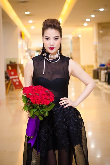Trương Ngọc Ánh diện đầm xuyên thấu đi chấm thi