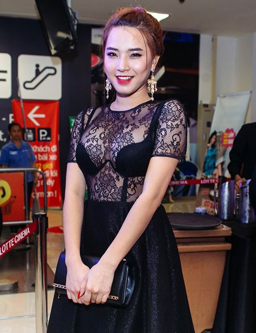 Sao Viet thi nhau dien mot trang phuc sac den xuyen thau