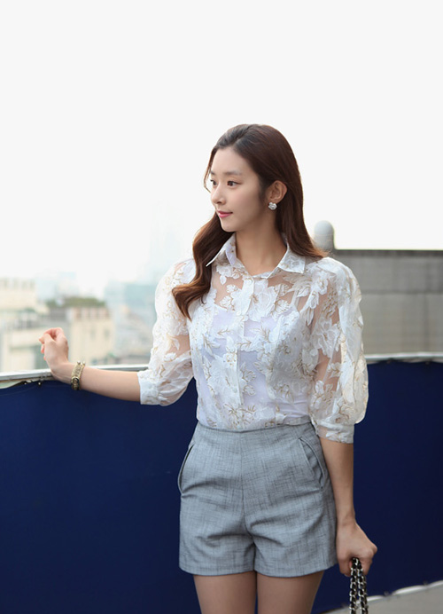 F5 phong cách cho nàng công sở với sơ mi phối ren thanh lịch