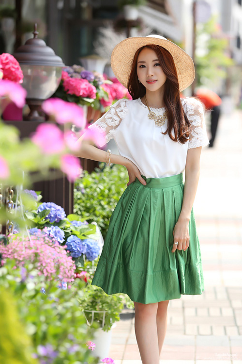 F5 phong cách cho nàng công sở với sơ mi phối ren thanh lịch