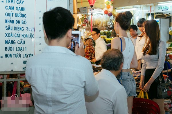 Ngọc Trinh lái siêu xe đi chợ mua rau