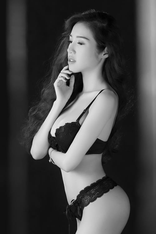 Người đẹp Việt gợi cảm và bí ẩn với nội y đen