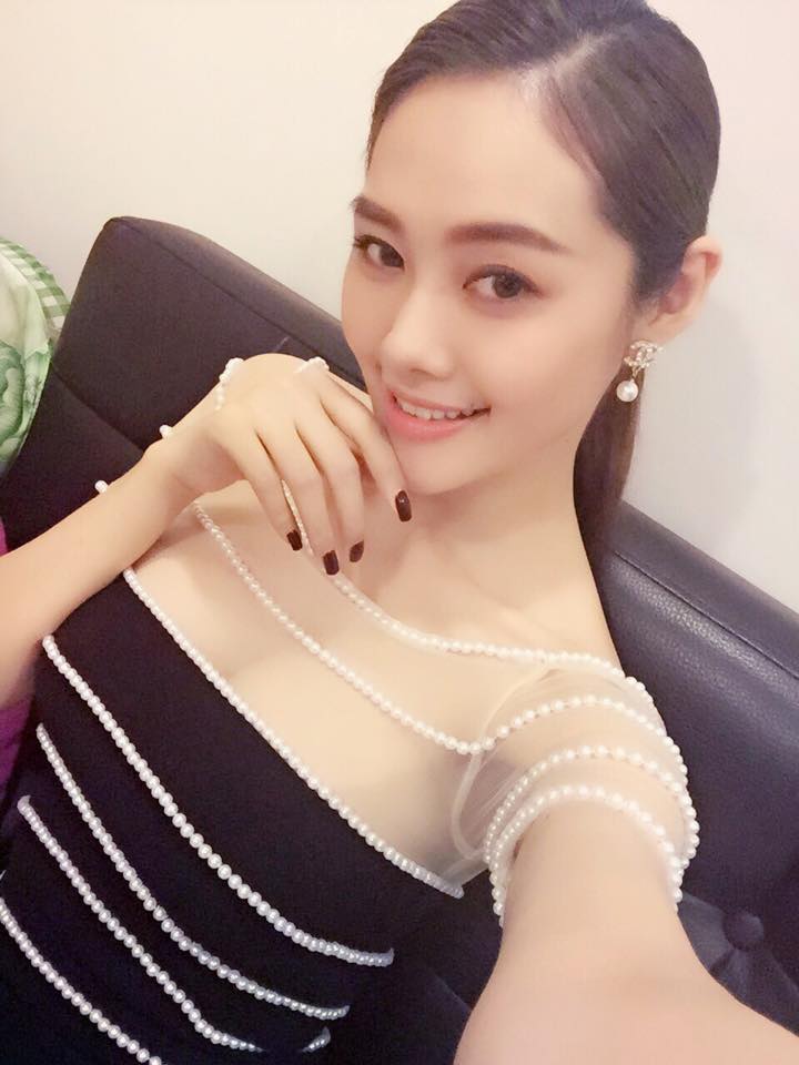 Linh Chi mặc nửa kín nửa hở khoe vòng 1 vượt mặt Ngọc Trinh