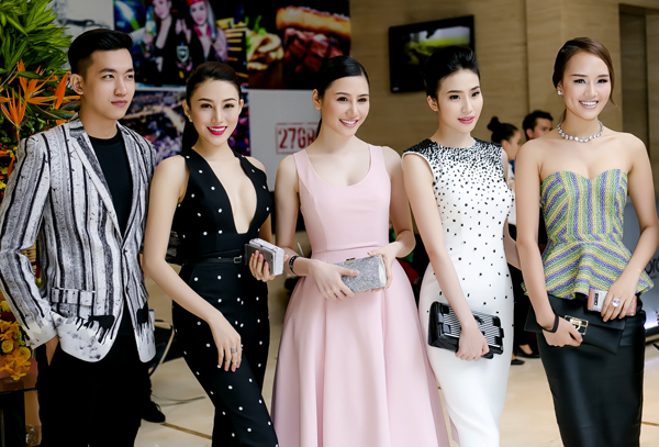 Linh Chi mặc nửa kín nửa hở khoe vòng 1 vượt mặt Ngọc Trinh