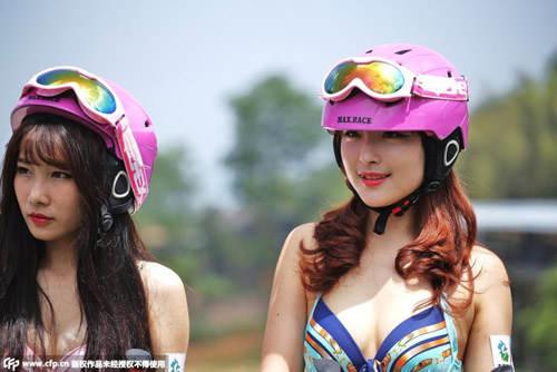 Trương Hinh Dư tái xuất ở Trung Quốc với đầm xuyên thấu