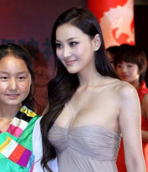 Kiểu mặc gợi cảm và kỳ quặc của Trương Hinh Dư