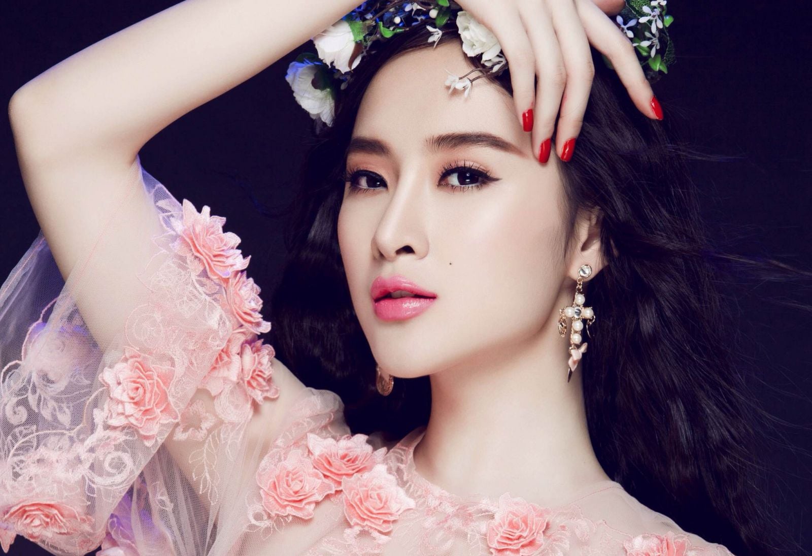 Angela Phương Trinh chuộng gu thời trang ngọt ngào như công chúa