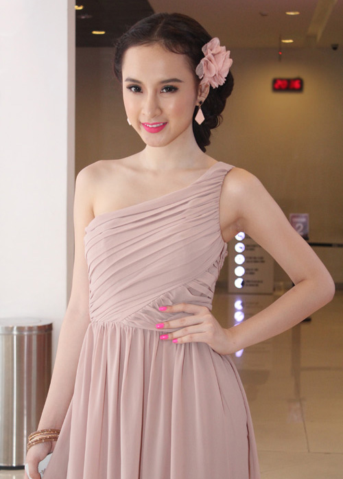 Angela Phương Trinh chuộng gu thời trang ngọt ngào như công chúa