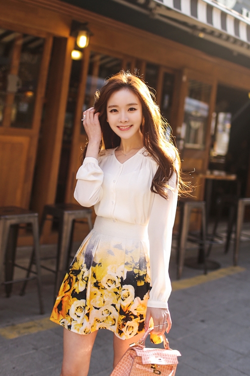 Có nên mặc váy ngắn tới công sở