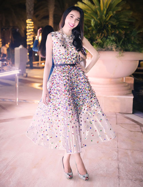 Váy cocktail gợi cảm nhưng ngoan hiền của Thủy Tiên