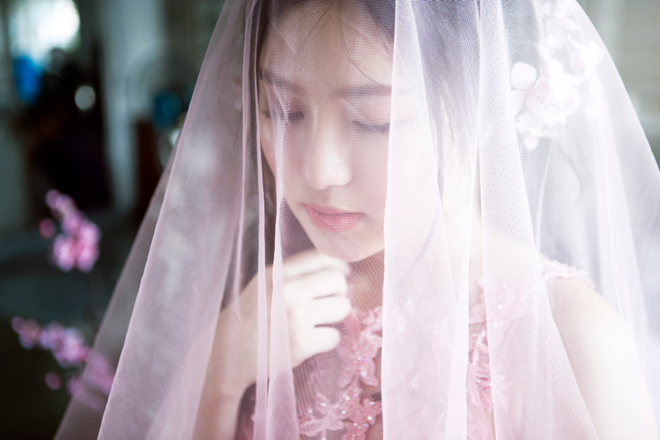 Hương Tràm diện váy cưới màu pastel