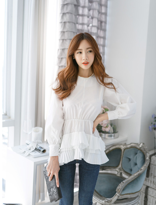 Nàng công sở đẹp dịu dàng thanh lịch với áo sơ mi đơn sắc 