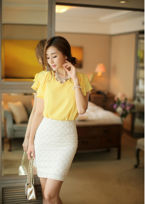 Nàng công sở đẹp dịu dàng thanh lịch với áo sơ mi đơn sắc 