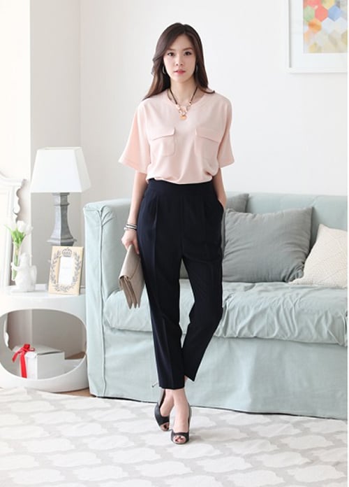 Nàng công sở đẹp dịu dàng thanh lịch với áo sơ mi đơn sắc 