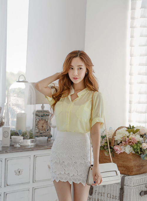 Nàng công sở đẹp dịu dàng thanh lịch với áo sơ mi đơn sắc 