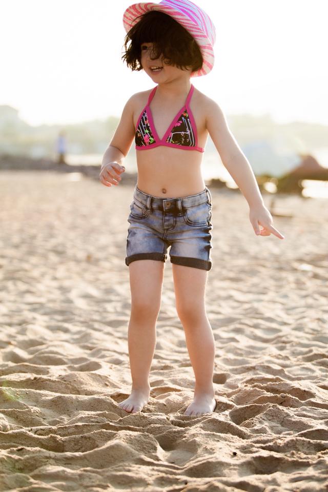 Mẹ con Thúy Nga mặc bikini khoe dáng trên bãi biển